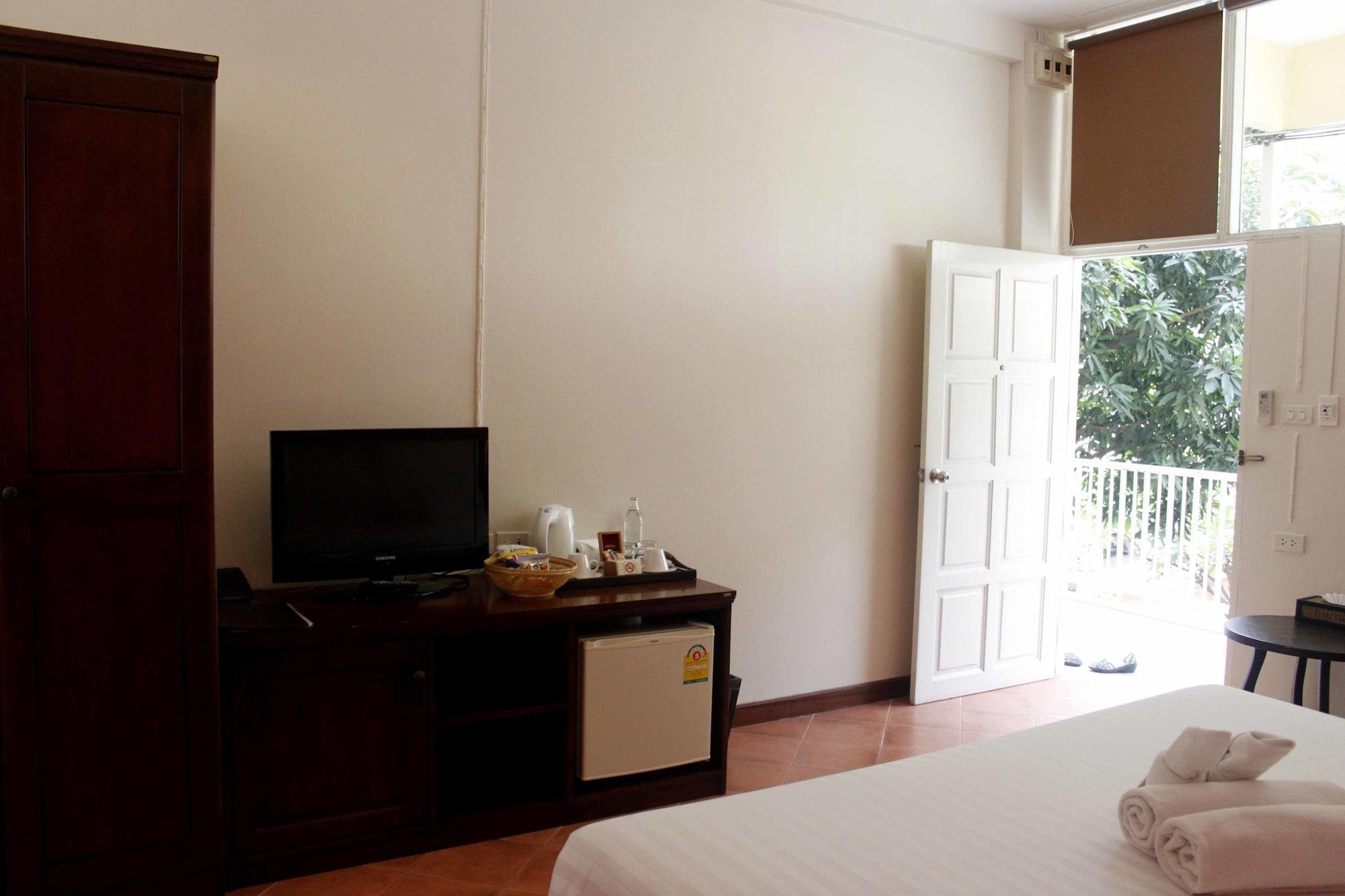 Feung Nakorn Balcony Rooms And Cafe Бангкок Екстер'єр фото