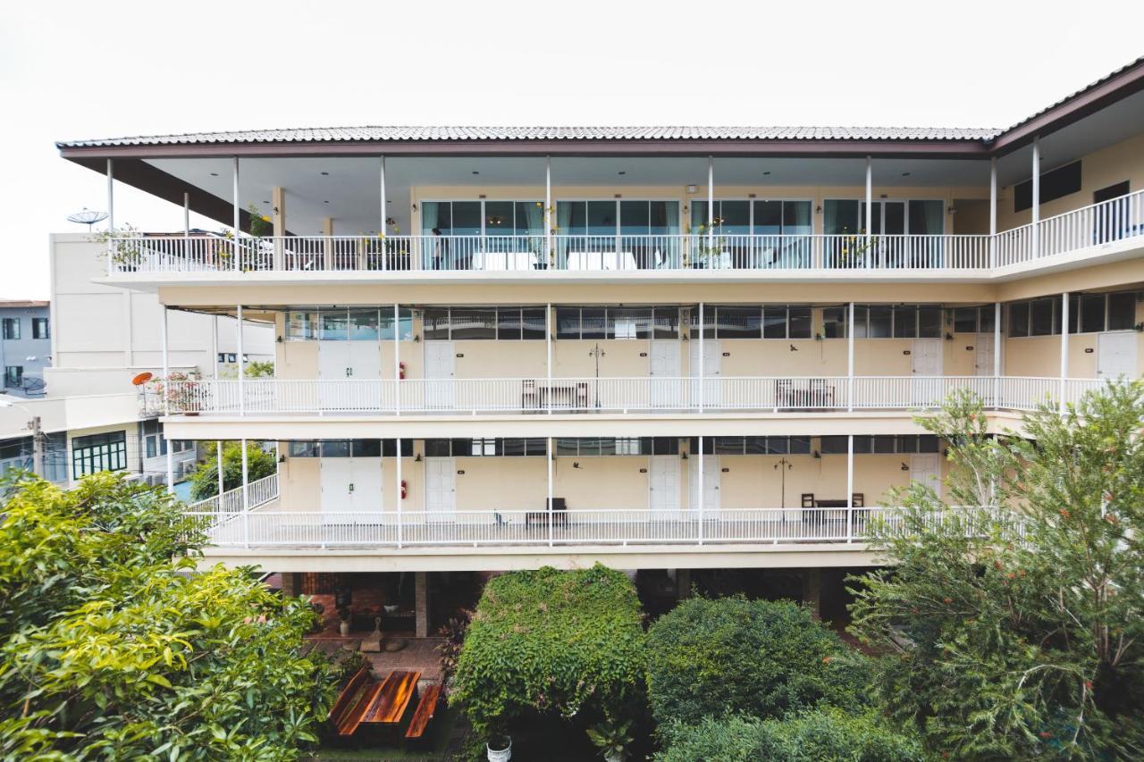 Feung Nakorn Balcony Rooms And Cafe Бангкок Екстер'єр фото